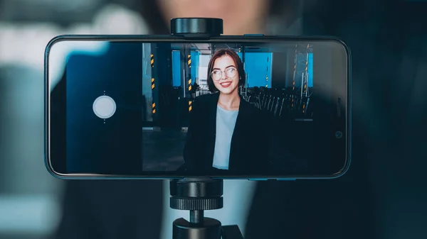 Online företag seminarium säker kvinna kamera — Stockfoto