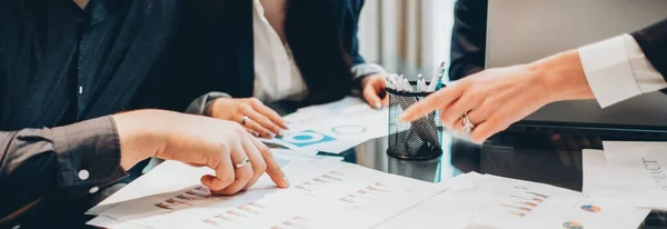 Lavoro di squadra brainstorming grafici dei partner commerciali — Foto Stock