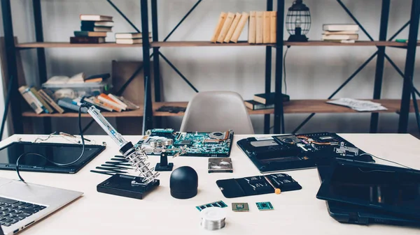 Teknisk vetenskap ingenjör arbetsplats laptop verktyg — Stockfoto