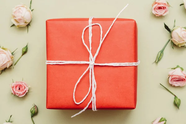 Ünnep meglepetés évforduló köszöntés piros ajándék doboz — Stock Fotó