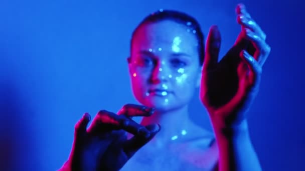 Arte brillo mujer pacífica piel brillante mano azul — Vídeo de stock