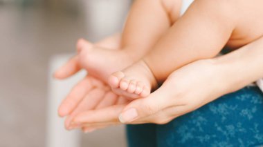 Mutlu annelik şefkati bebek ayaklarını korumak için