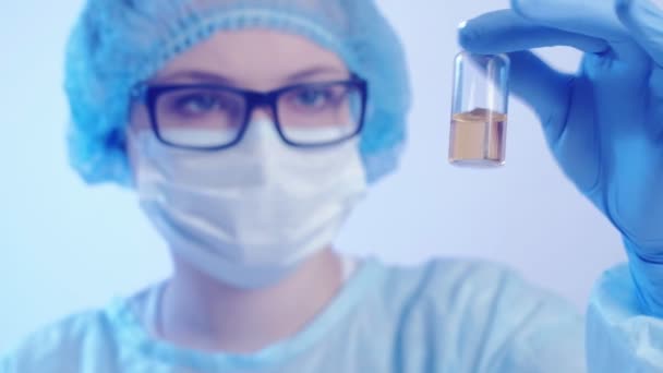 Laboratory research female technician drugs vial — ストック動画