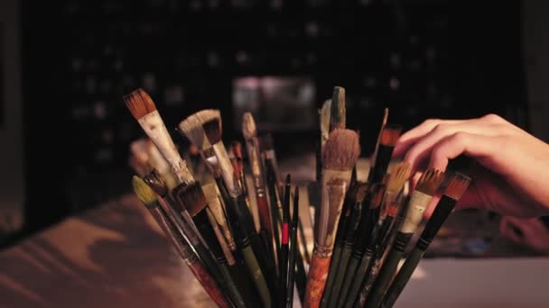 Painting supplies male hand picking up brush — Αρχείο Βίντεο