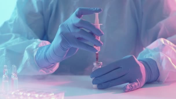Vacuna investigación técnico medicamentos jeringa vial — Vídeos de Stock