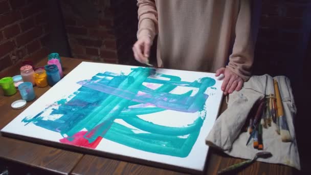 Contemporary art female painter creating lines — Stockvideo