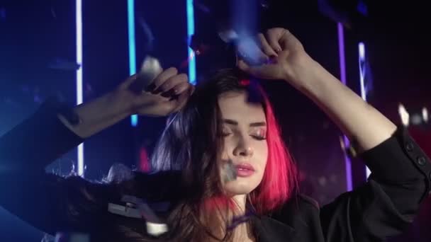 Neon light girl party night woman dancing confetti — Stok video