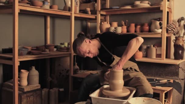Diseño de cerámica hombre hábil moldeando jarrón de arcilla — Vídeo de stock