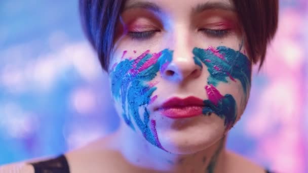 Arte terapia relaxamento técnica mulher pintura rosto — Vídeo de Stock