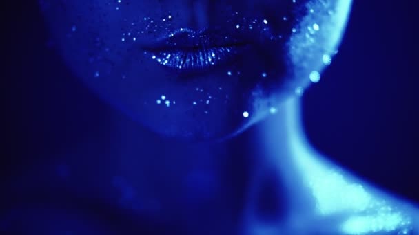 Glitter art makeup woman shimmering lips air kiss — Stockvideo