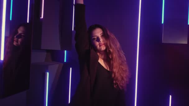 Неонове світло дівчина музичний фестиваль жінка танцює синій — стокове відео
