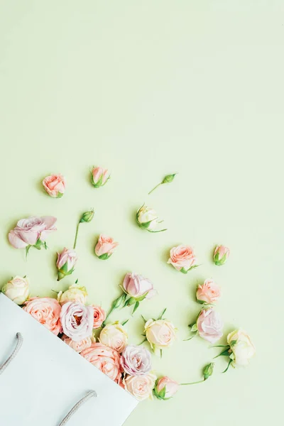 Bloemen levering zilveren boodschappentas rozenknoppen — Stockfoto