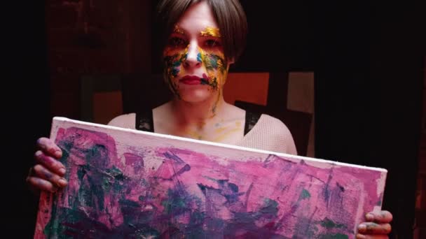 Творчий бунт бунтівлива жінка малює обличчя мистецтва — стокове відео
