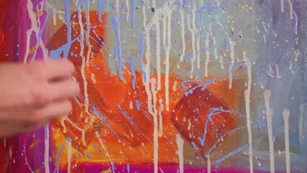 Art therapy male hand splattering smearing paint — ストック動画