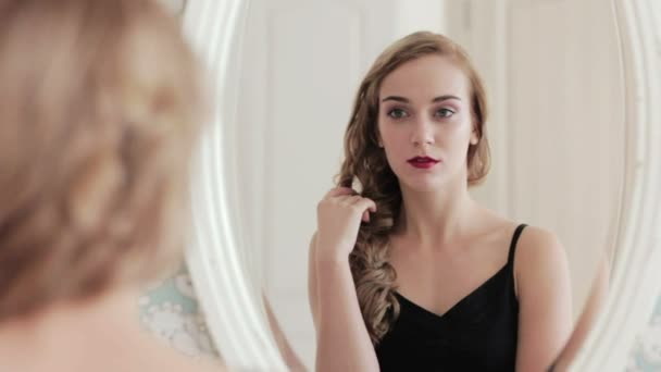 Female beauty confident woman mirror reflection — Wideo stockowe