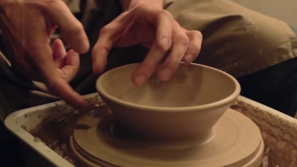 Гончарне хобі арт-терапія руки формуючи глиняну чашу — стокове відео