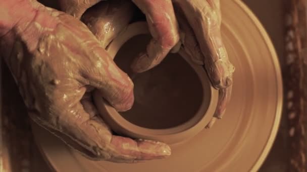 Гончарний клас чоловічий художник викладає форму глиняної чаші — стокове відео