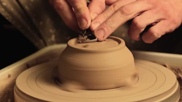 Pottery class male artist hands carving clay bowl — Stockvideo