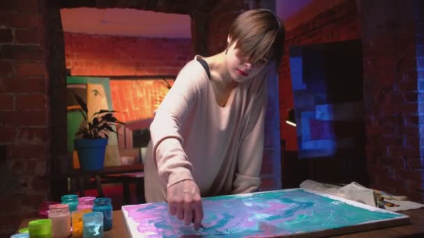 Peinture passe-temps talent artiste femme loft studio — Video