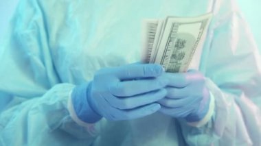 Tıp fakültesi harç doktoru dolar sayıyor.