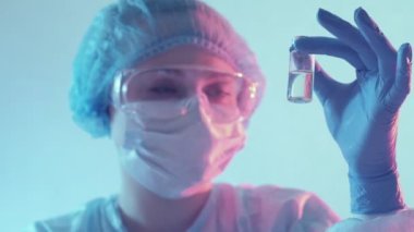 Klinik araştırma kadın teknisyen ilaç şişesi