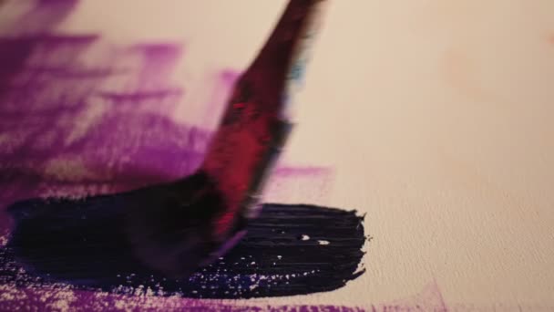 Pintura acrílica pincel roxo traços de lona — Vídeo de Stock