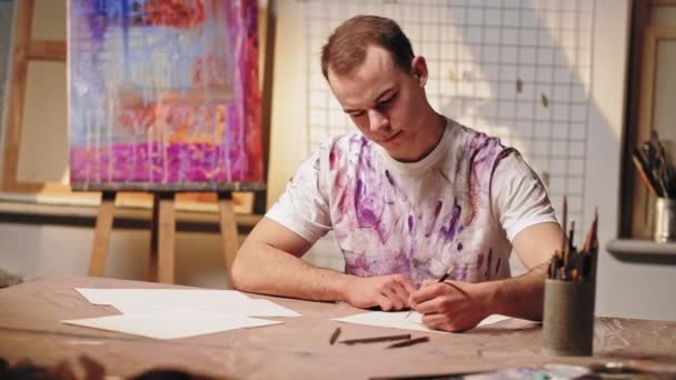 Tekening hobby man links kunstenaar schetsen — Stockvideo