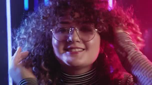 Neon light portrait woman playing curly hair glow — Stock Video