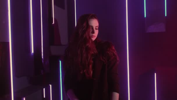 Neon luce ragazza rilassato donna lungo capelli danza — Video Stock