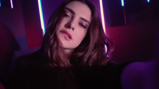 Neon Mädchen Porträt Frau Video Selfie Tanzen — Stockvideo