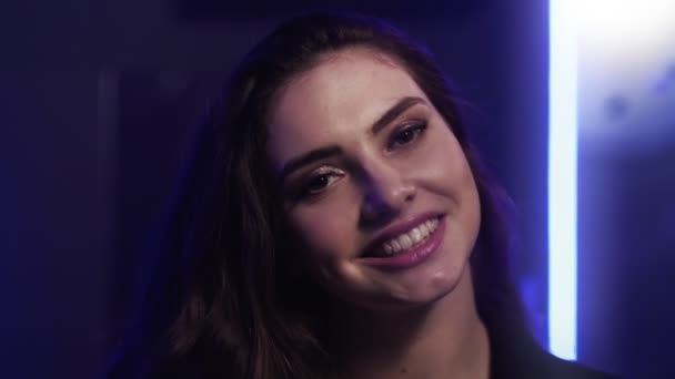 Νέον φως πορτρέτο ευτυχισμένη κοπέλα χαμογελώντας κομφετί — Αρχείο Βίντεο