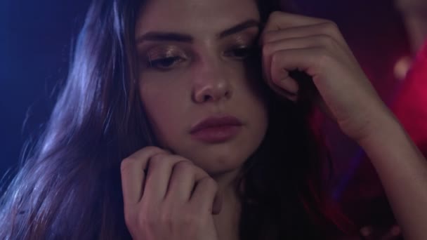 Неонова світла дівчина ніжна жінка обличчя синій фіолетовий світиться — стокове відео