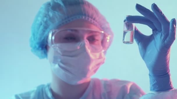 Klinik araştırma kadın teknisyen ilaç şişesi — Stok video