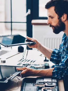electronics repair shop laptop screen replacement