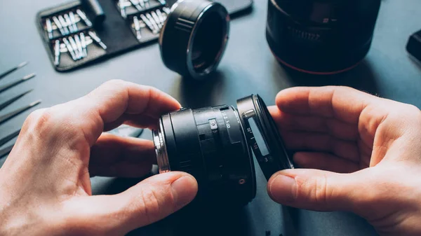 Elektronisch apparaat onderhoud fotocamera lens — Stockfoto