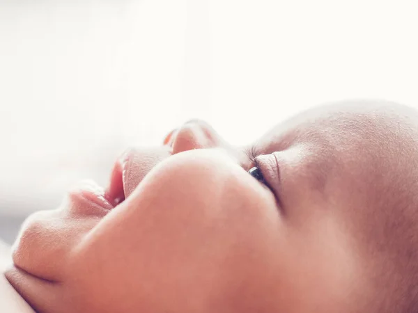 Primera sonrisa feliz infancia inocencia bebé recién nacido —  Fotos de Stock