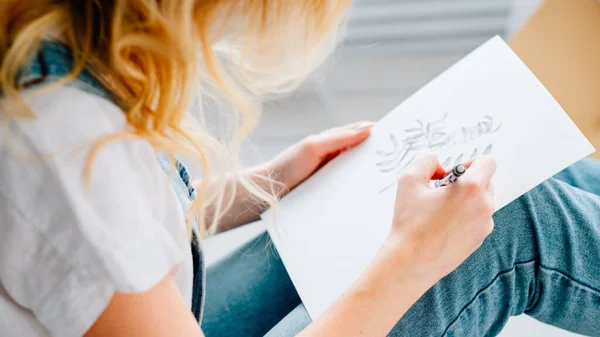 Art therapy woman drawing plants sitting floor — Stock Photo, Image