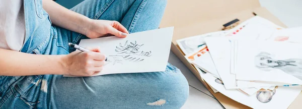 Artist lifestyle woman sketching plants floor — ストック写真