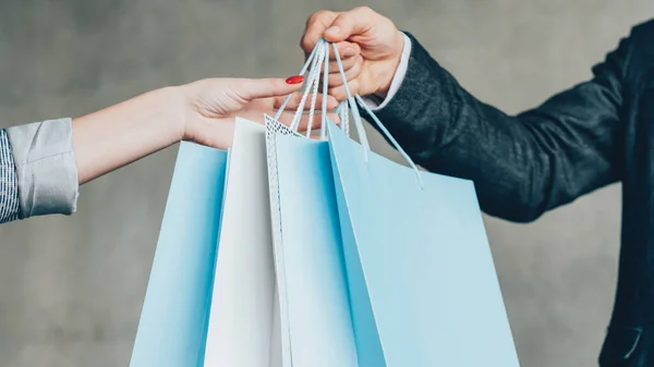 Personal de compras asistente vip cliente mujer bolsas — Foto de Stock