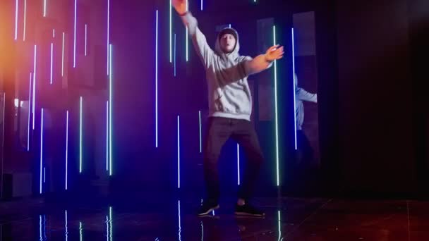 Billy bounce dance guy freestyle blue neon lights — стоковое видео