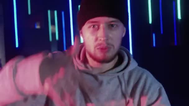 Neon light freestyler man performing rap blue — Stok video