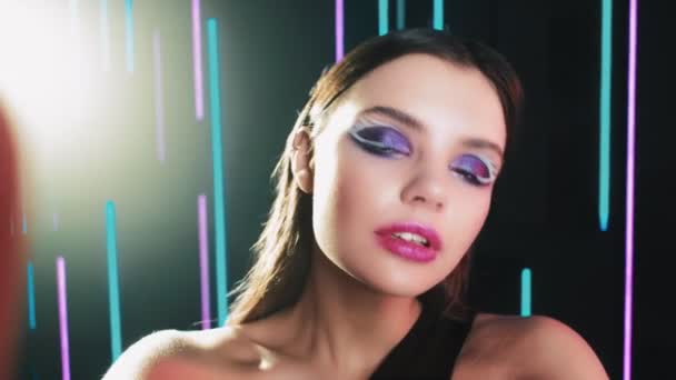 Moda chica retrato mujer maquillaje creativo posando — Vídeo de stock