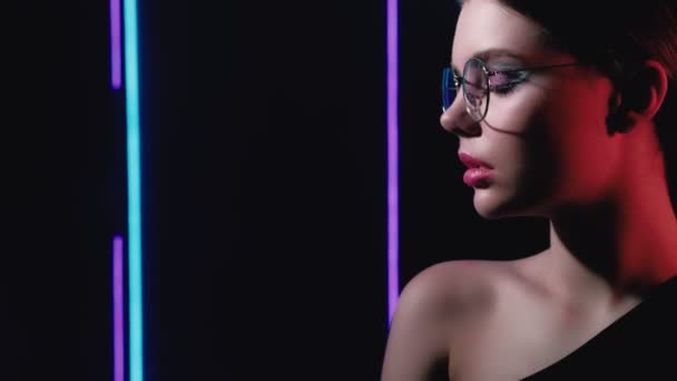 Modelo de neón retrato mujer con gafas — Vídeo de stock
