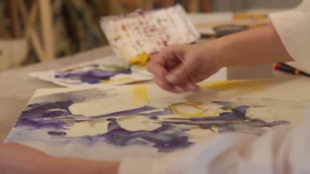 Painting class hand creating abstract artwork — Stok video