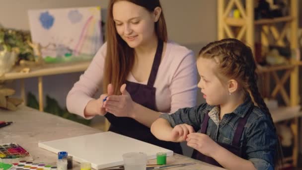 Арт-терапия мать молодая дочь рисование пальцами — стоковое видео