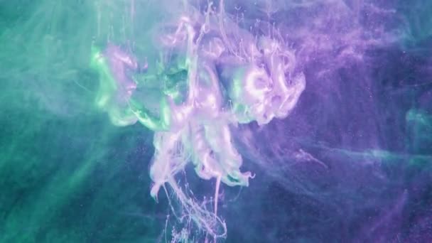 Color fluid explosion paint splash purple green — Stock video