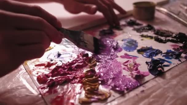 Pittura classe artista maschio mano miscelazione colori — Video Stock