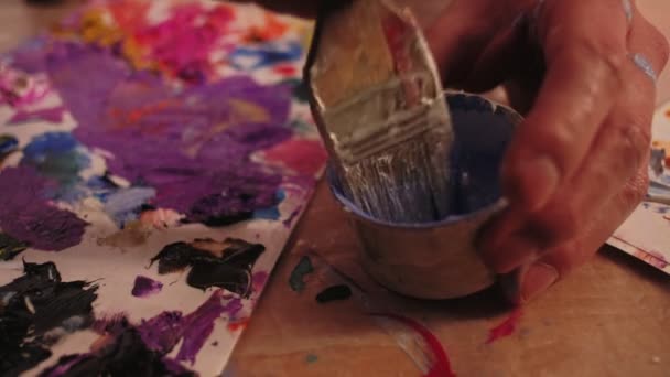 Escuela de arte masculino mano mezcla pintura paleta cepillo — Vídeos de Stock