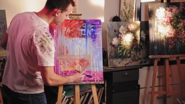 Arte profesional talentoso hombre pintura firma — Vídeos de Stock