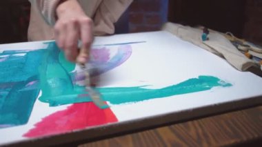 soyut sanat eserleri üreten hobi kadın.